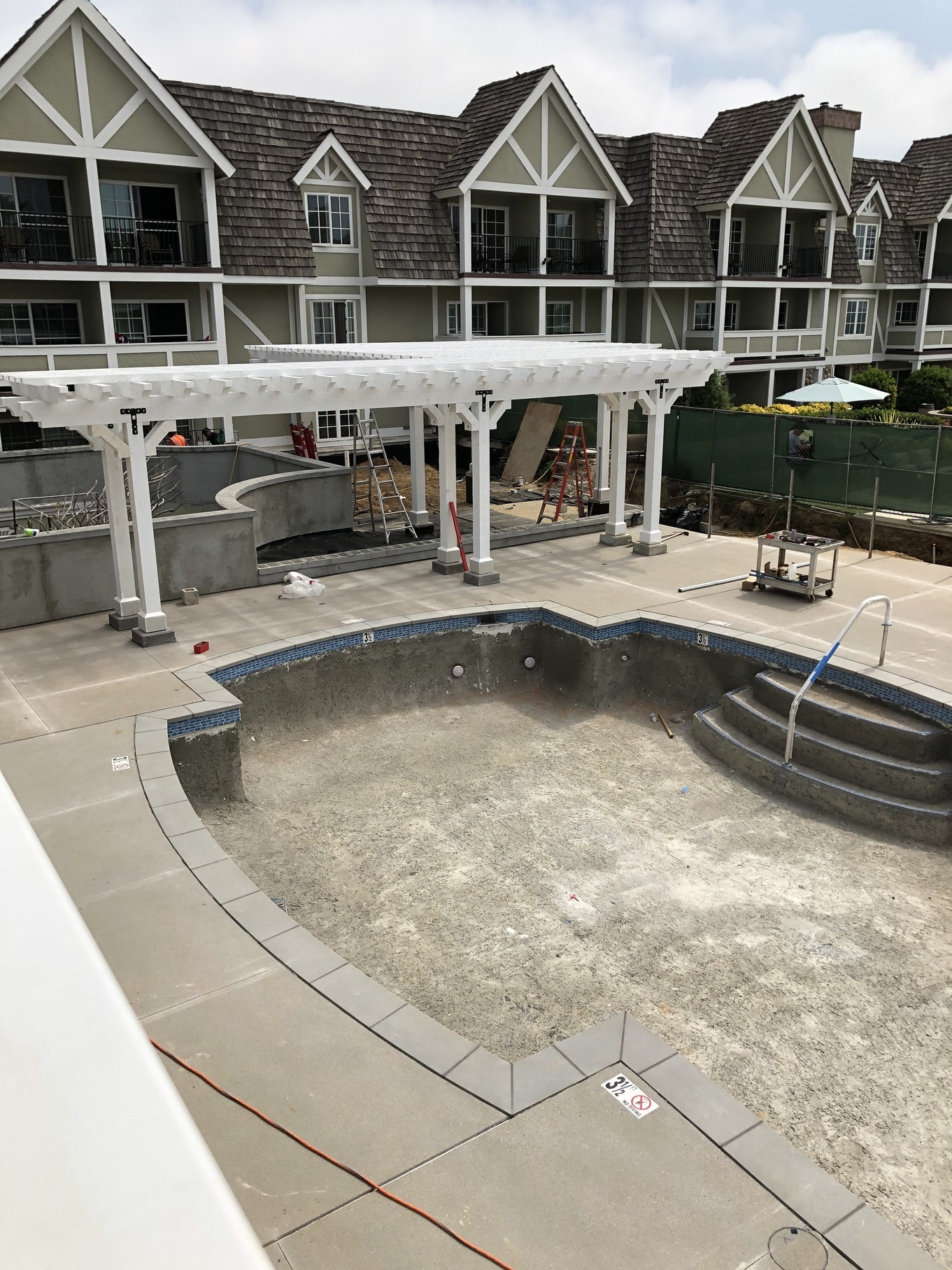 Pool, pergola