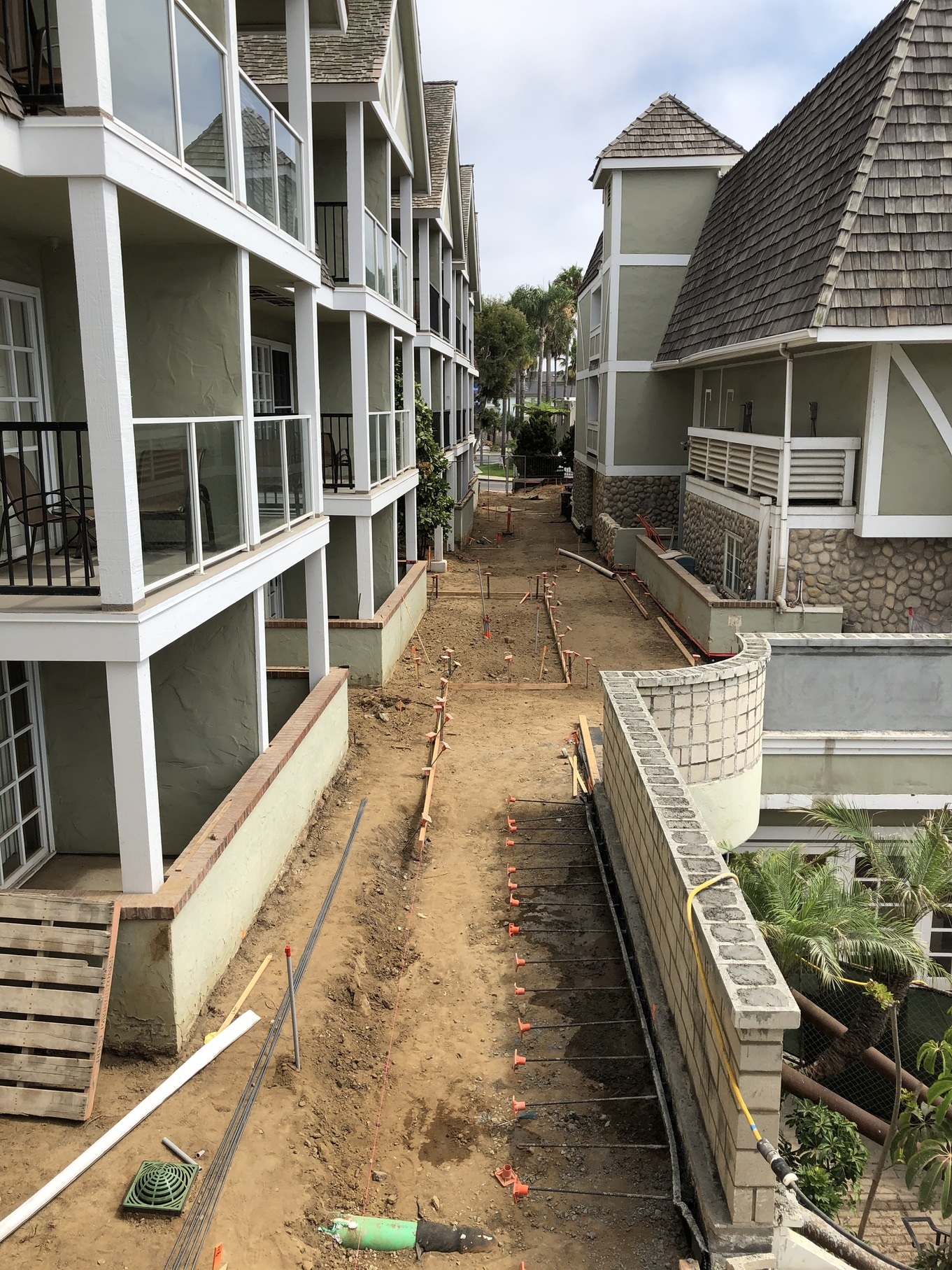 Exterior walkway, Hotel, Oak condo building